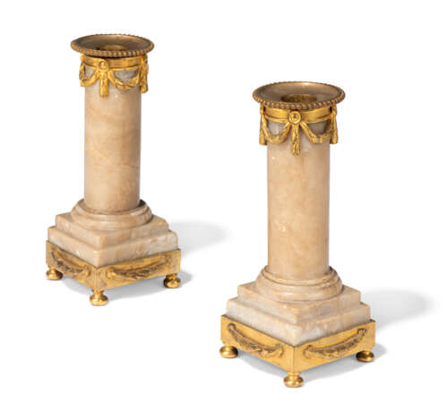 A PAIR OF LOUIS XVI ORMOLU-MOUNTED ALABASTER CANDLESTICKS - Foto 1