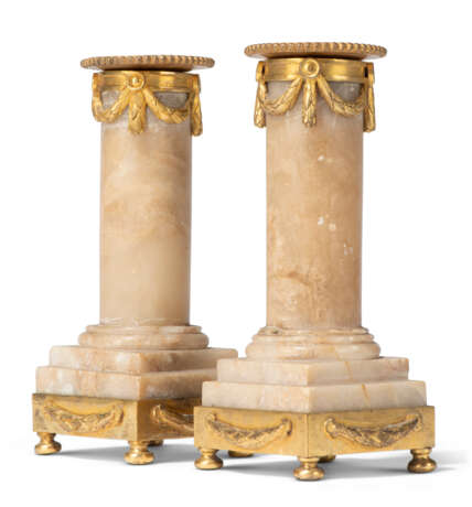 A PAIR OF LOUIS XVI ORMOLU-MOUNTED ALABASTER CANDLESTICKS - Foto 2