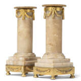 A PAIR OF LOUIS XVI ORMOLU-MOUNTED ALABASTER CANDLESTICKS - Foto 2