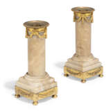 A PAIR OF LOUIS XVI ORMOLU-MOUNTED ALABASTER CANDLESTICKS - Foto 3