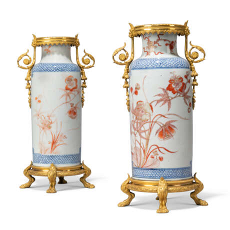 A PAIR OF LATE LOUIS XVI ORMOLU-MOUNTED CHINESE IMARI PORCELAIN VASES - Foto 2