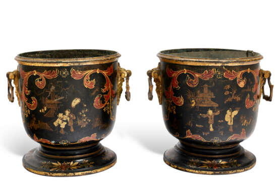 A PAIR OF LOUIS XV ORMOLU-MOUNTED POLYCHROME AND PARCEL-GILT TOLE PEINTE CACHE-POTS - фото 1