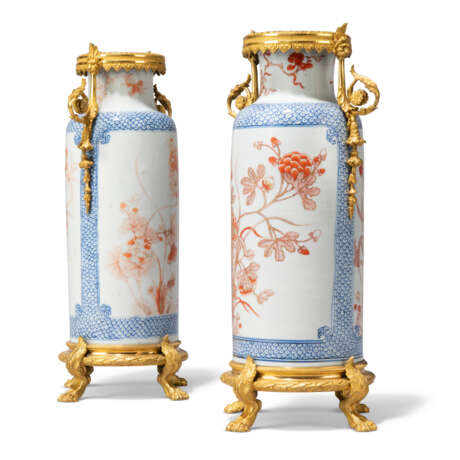 A PAIR OF LATE LOUIS XVI ORMOLU-MOUNTED CHINESE IMARI PORCELAIN VASES - photo 4