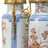 A PAIR OF LATE LOUIS XVI ORMOLU-MOUNTED CHINESE IMARI PORCELAIN VASES - Foto 5