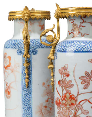 A PAIR OF LATE LOUIS XVI ORMOLU-MOUNTED CHINESE IMARI PORCELAIN VASES - photo 5