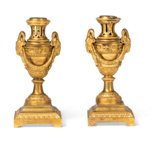 A PAIR OF LOUIS XVI ORMOLU CASSOLETTES - Foto 2