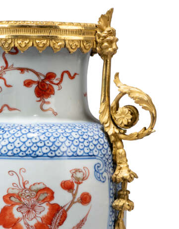 A PAIR OF LATE LOUIS XVI ORMOLU-MOUNTED CHINESE IMARI PORCELAIN VASES - Foto 6