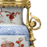 A PAIR OF LATE LOUIS XVI ORMOLU-MOUNTED CHINESE IMARI PORCELAIN VASES - Foto 6