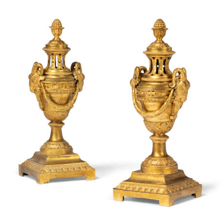 A PAIR OF LOUIS XVI ORMOLU CASSOLETTES - photo 3