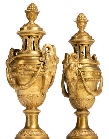 A PAIR OF LOUIS XVI ORMOLU CASSOLETTES - фото 4