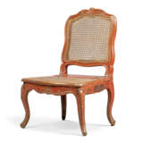 A LOUIS XV RED-PAINTED CAMPAIGN CHAIR - Foto 1
