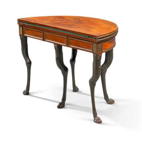 A CONSULAT ORMOLU-MOUNTED AND GILT-METAL-INLAID MAHOGANY AND EBONISED DEMI-LUNE CONSOLE TABLE - Foto 3