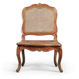A LOUIS XV RED-PAINTED CAMPAIGN CHAIR - Foto 7