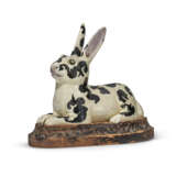 A CHINESE EXPORT MODEL OF A SPOTTED RABBIT - Foto 1