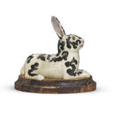 A CHINESE EXPORT MODEL OF A SPOTTED RABBIT - Foto 2