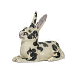 A CHINESE EXPORT MODEL OF A SPOTTED RABBIT - Foto 3