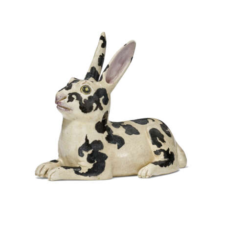 A CHINESE EXPORT MODEL OF A SPOTTED RABBIT - Foto 3