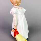 Porzellanfigur: Hentschelkind - "Kind mit Puppe". Meissen Porzellan, 1. Wahl, sehr gut. - фото 2