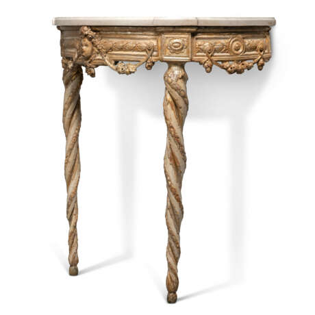 A PAIR OF ITALIAN WHITE-PAINTED AND PARCEL-GILT CONSOLES - Foto 2