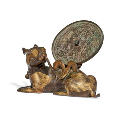 A PARCEL-GILT BRONZE `HARE AND LINGZHI FUNGUS` MIRROR STAND - Foto 2