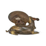 A PARCEL-GILT BRONZE `HARE AND LINGZHI FUNGUS` MIRROR STAND - фото 4
