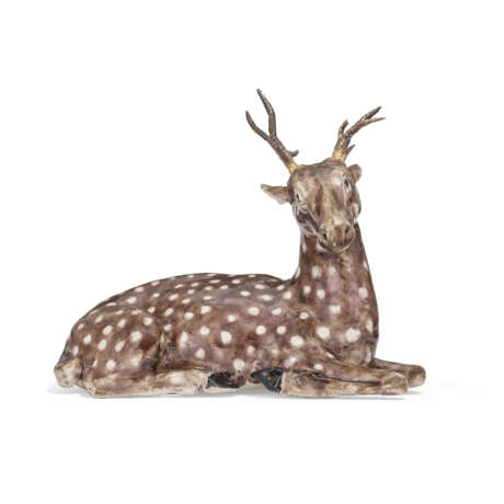 AN ENAMELLED PORCELAIN MODEL OF A DEER - Foto 1