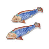 A RARE PAIR OF KAKIEMON MODELS OF CARP - Foto 1