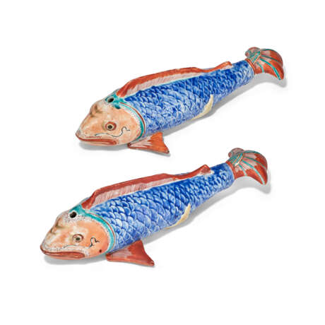 A RARE PAIR OF KAKIEMON MODELS OF CARP - фото 1