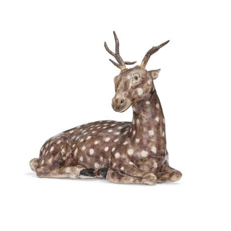 AN ENAMELLED PORCELAIN MODEL OF A DEER - Foto 2