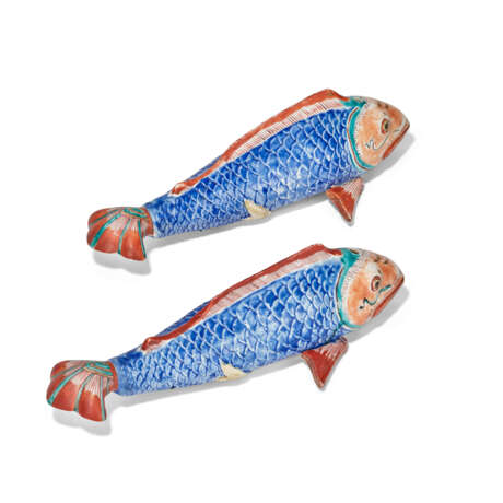 A RARE PAIR OF KAKIEMON MODELS OF CARP - photo 2