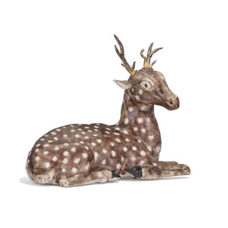 AN ENAMELLED PORCELAIN MODEL OF A DEER - фото 3