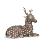 AN ENAMELLED PORCELAIN MODEL OF A DEER - Foto 3