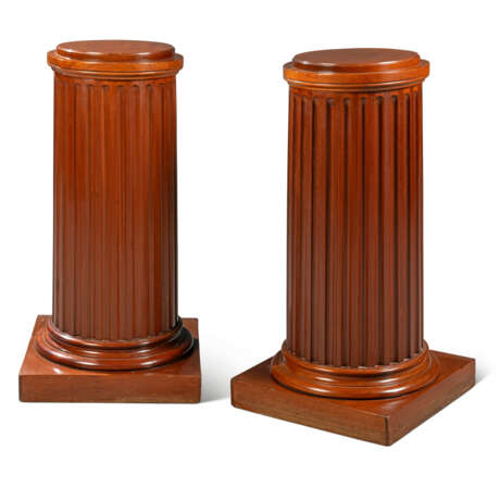 A PAIR OF NORTH EUROPEAN MAHOGANY PEDESTALS - фото 1