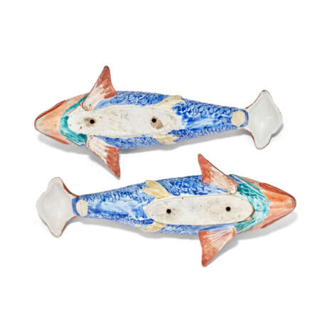 A RARE PAIR OF KAKIEMON MODELS OF CARP - photo 3