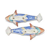 A RARE PAIR OF KAKIEMON MODELS OF CARP - Foto 3