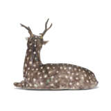 AN ENAMELLED PORCELAIN MODEL OF A DEER - Foto 4