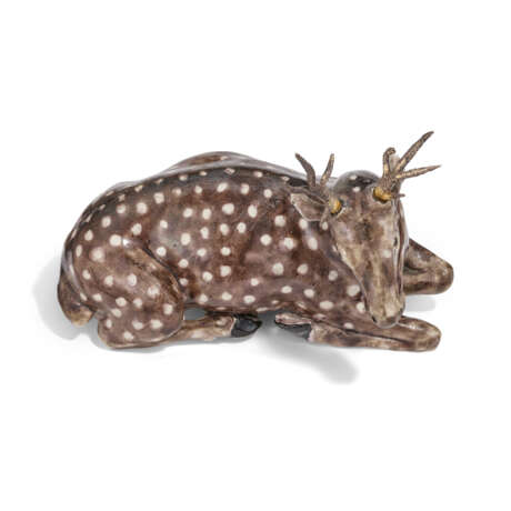 AN ENAMELLED PORCELAIN MODEL OF A DEER - фото 5