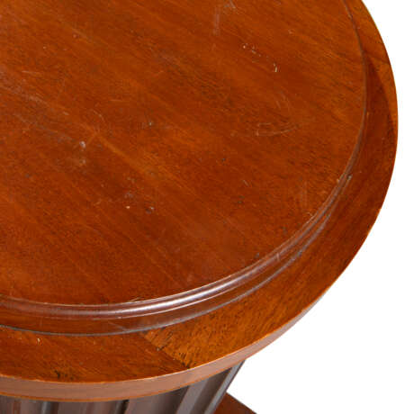 A PAIR OF NORTH EUROPEAN MAHOGANY PEDESTALS - photo 3