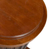 A PAIR OF NORTH EUROPEAN MAHOGANY PEDESTALS - Foto 3