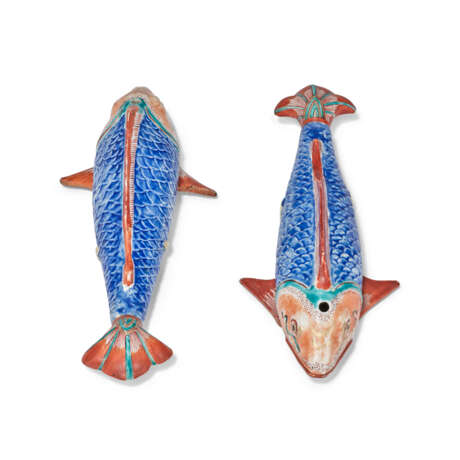 A RARE PAIR OF KAKIEMON MODELS OF CARP - Foto 4