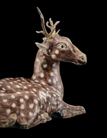 AN ENAMELLED PORCELAIN MODEL OF A DEER - Foto 7