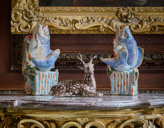 AN ENAMELLED PORCELAIN MODEL OF A DEER - Foto 8