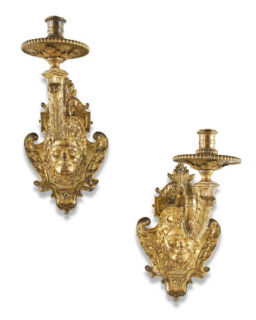 A PAIR OF LOUIS XIV ORMOLU SINGLE-BRANCH WALL-LIGHTS - Foto 2