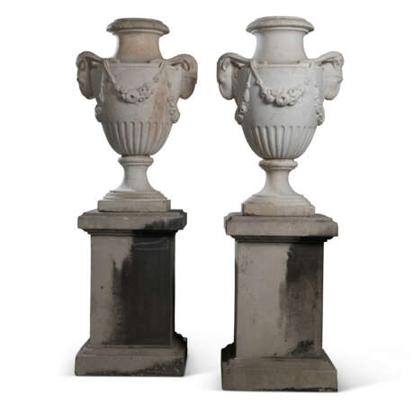 A PAIR OF NEOCLASSICAL GREY-VEINED MARBLE VASES - Foto 1