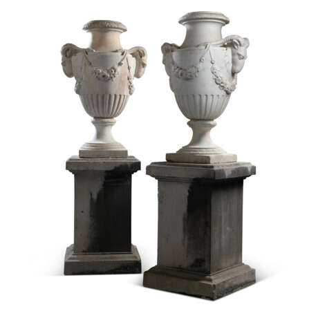 A PAIR OF NEOCLASSICAL GREY-VEINED MARBLE VASES - фото 2