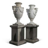 A PAIR OF NEOCLASSICAL GREY-VEINED MARBLE VASES - фото 3