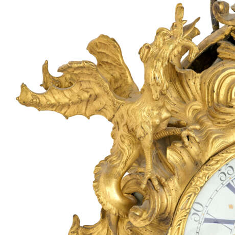 A LOUIS XV ORMOLU STRIKING CARTEL CLOCK - photo 5