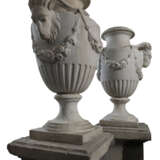 A PAIR OF NEOCLASSICAL GREY-VEINED MARBLE VASES - фото 4