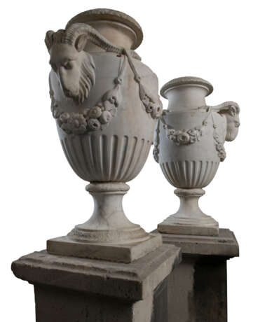 A PAIR OF NEOCLASSICAL GREY-VEINED MARBLE VASES - Foto 4