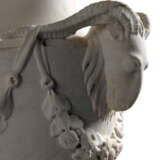 A PAIR OF NEOCLASSICAL GREY-VEINED MARBLE VASES - Foto 5